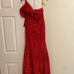 Amazing dress , red color .